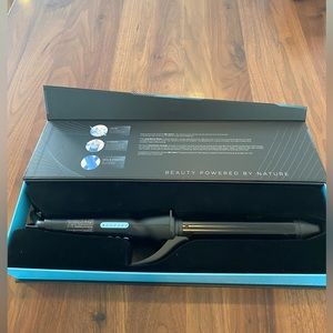 New in box BIO IONIC extra long barrel curling iron 1.25”